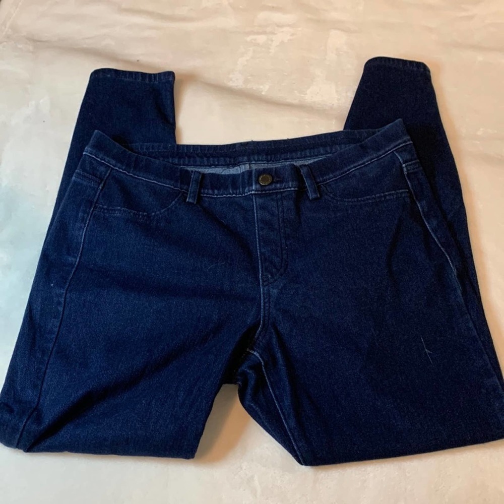 Uniqlo Jean Pullon Crop Jeggings in great condition except flaw on upper thigh.